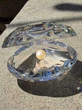 Swarovski Crystal Clam Shell with Pearl Accent - Clear